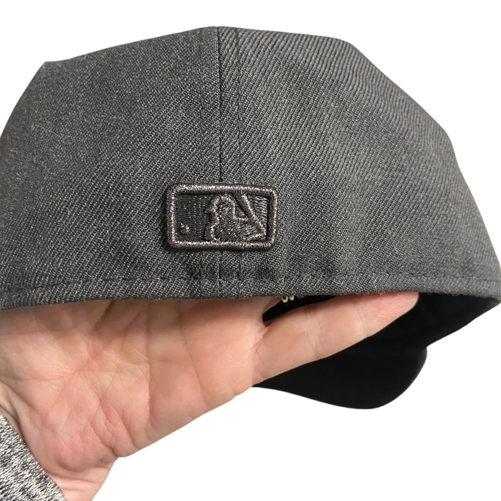 New Era Boston Red Sox "Blackout" Size 7 1/4 Grey Men's 59Fifty Fitted Cap MLB - Picture 4 of 8